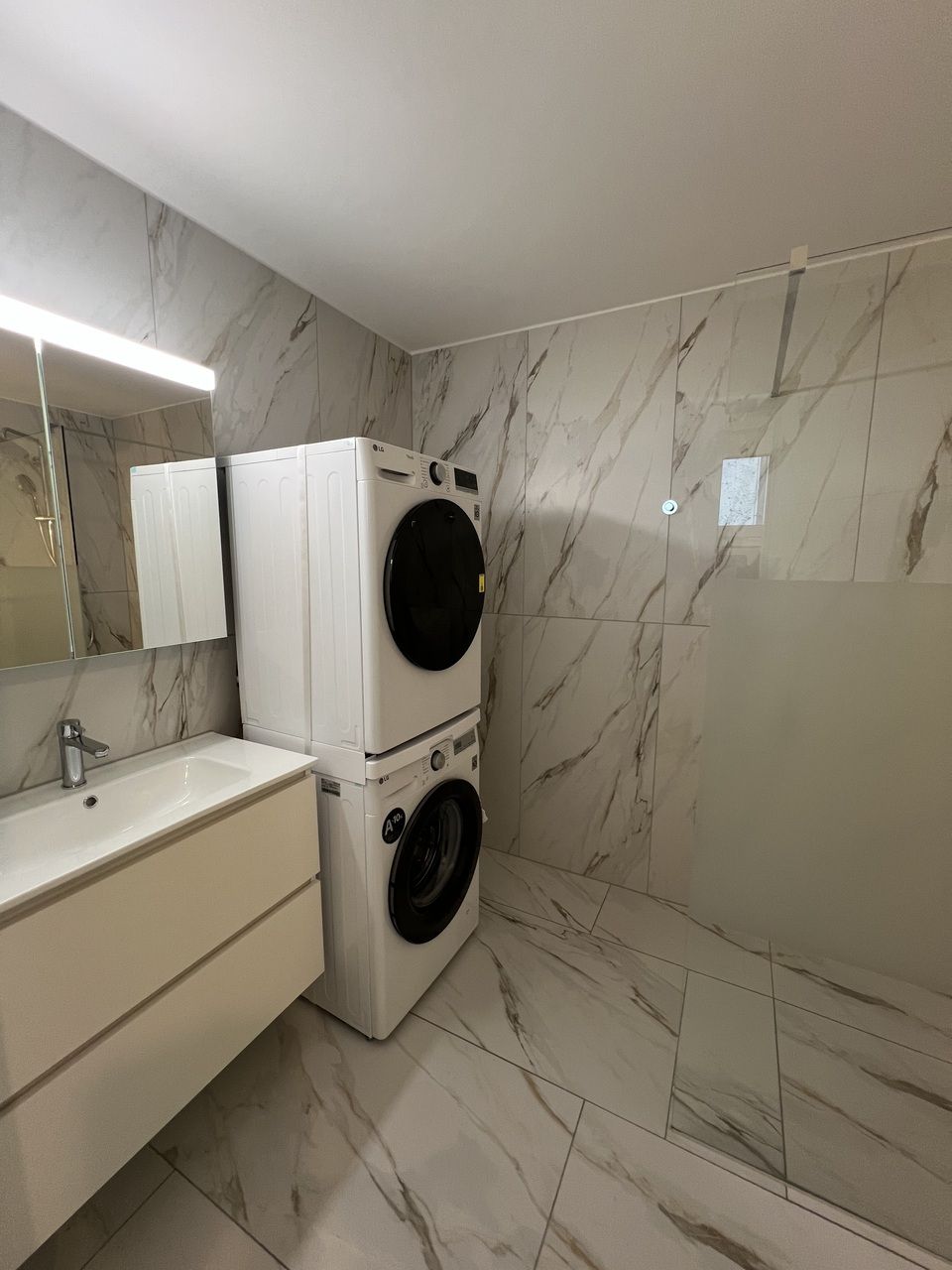 À LOUER - Nouveau 2.5 pièces au rez avec grande terrasse privative. - SALLE DE DOUCHE / BUANDERIE