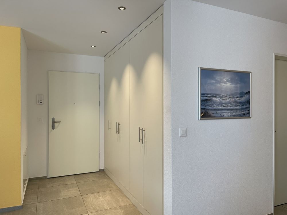 Helle 4½-Zi-Gartenwohnung mit Carport und Garten - Eingangsbereich