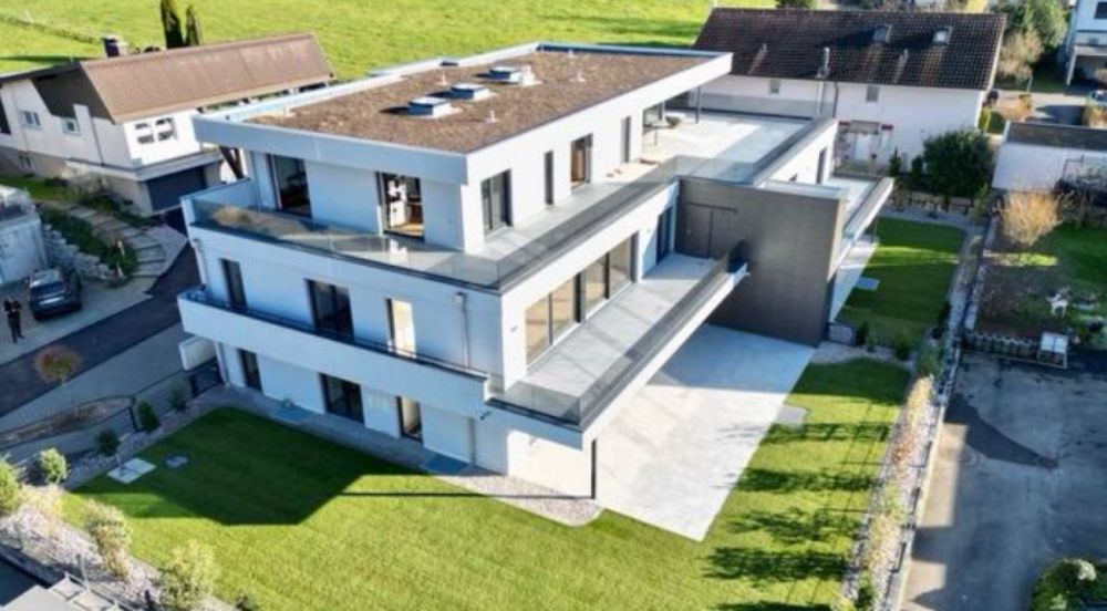 Neuwertige 4.5-Zimmer-Wohnung mit 50 m² Sonnenterrasse, Bora-Küche und 2 E-Parkplätzen - Bild 1