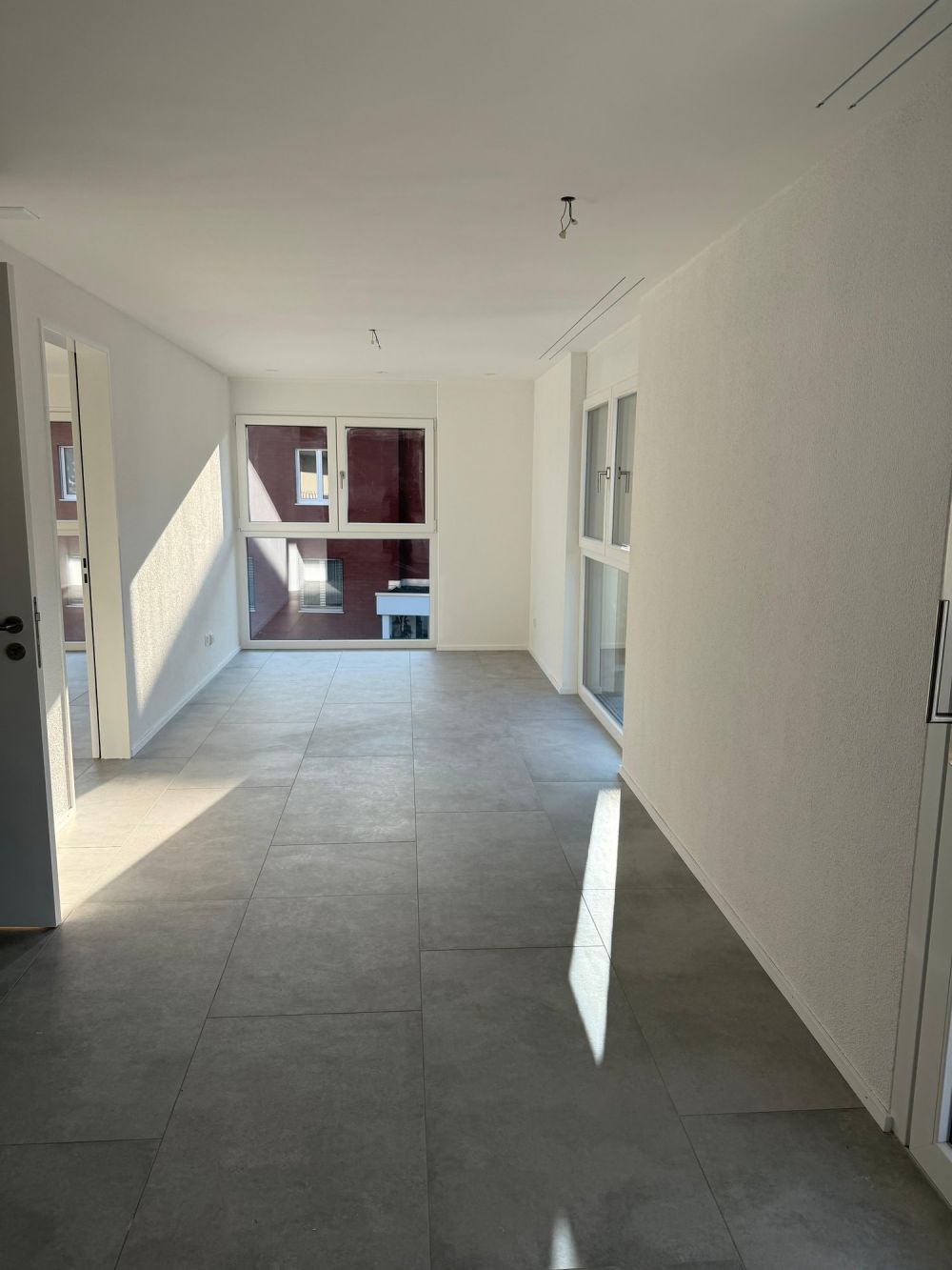 Moderne 2.5-Zimmer-Wohnung in Reinach mit Balkon und Garage - Bild 2