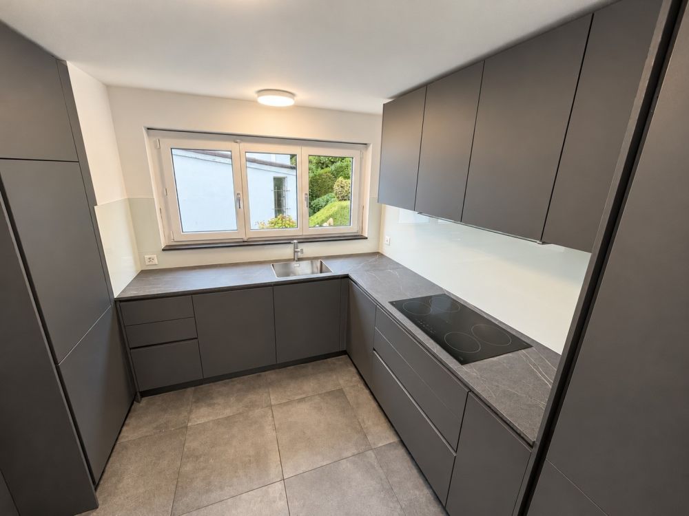 Wohnen mit Weitblick  sanierte 5-Zimmer-Wohnung mit unverbaubarer 180-Seesicht - Die gezeigten Fotos wurden mithilfe künstlicher Intelligenz (KI) bearbeitet und können daher Bild- und Darstellungsfehler aufweisen.