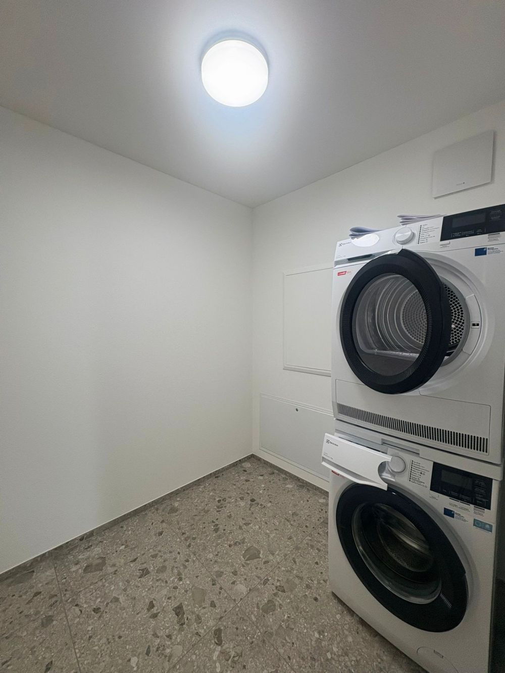 Erstbezug - neue 3.5 Zimmerwohnung im Zentrum von Wattwil zu vermieten - Waschturm