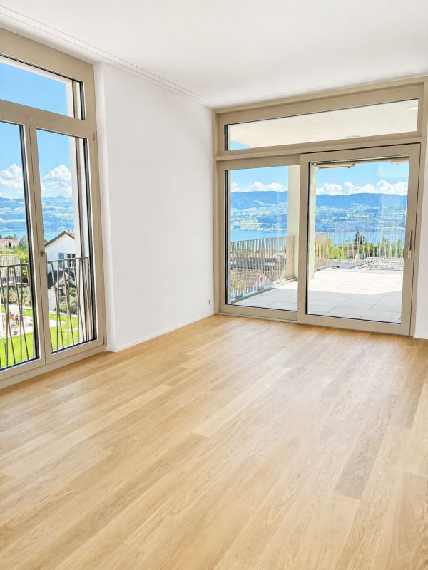 Neue 3.5 Zimmer Attika-Wohnung mit grosser Loggia und atemberaubender Aussicht auf See und Alpenpanorama - Wohnzimmer
