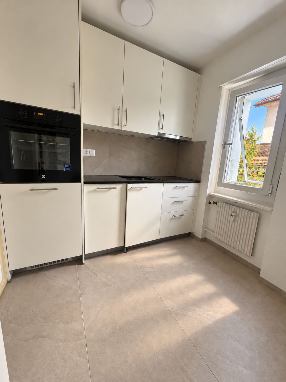Erstvermietung nach Komplettsanierung: 2.5-Zimmerwohnung im beliebten Mühlefeldquartier - Bild 1