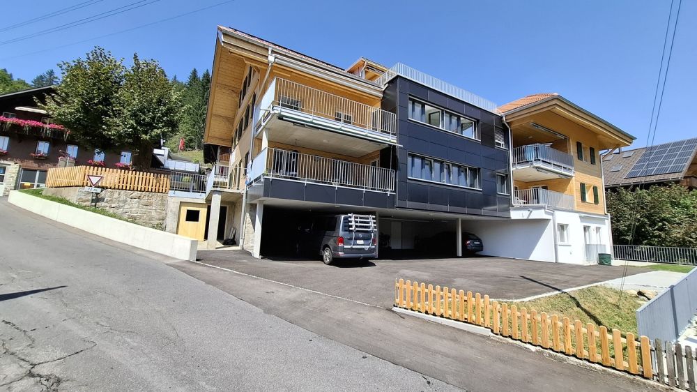 Vermietung von neuer, moderner 3.5 Zimmerwohnung an Südhanglage mit Blick ins Grüne. - Südfassade