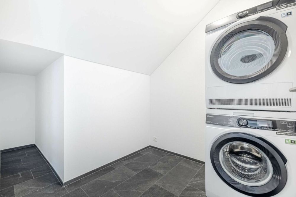 ruhig gelegene 3.5-Zi. Neubau-Dachwohnung mit Blick ins Grüne - Bild 7