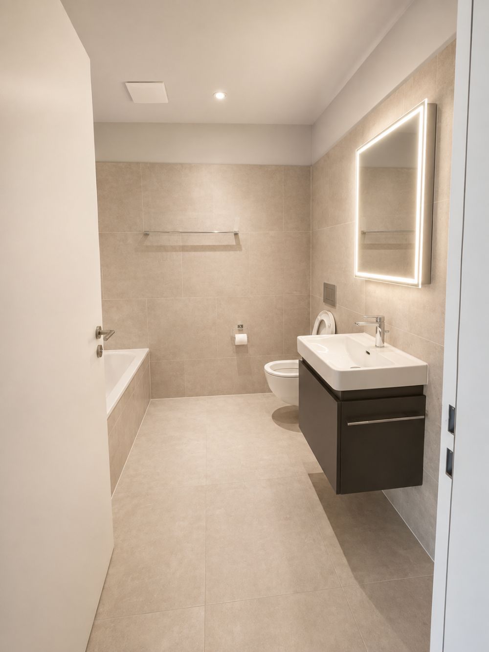 3.5-Zimmerwohnung mit Terrasse: ländlich mit Stadtanschluss leben - Gästebad Badewanne/WC/Waschturm