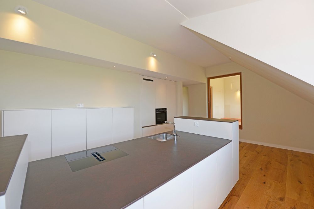 Hochwertige 3.5 Zimmer-Maisonette-Dachwohnung (100m²+) in Bassersdorf - Küche/Kochinsel