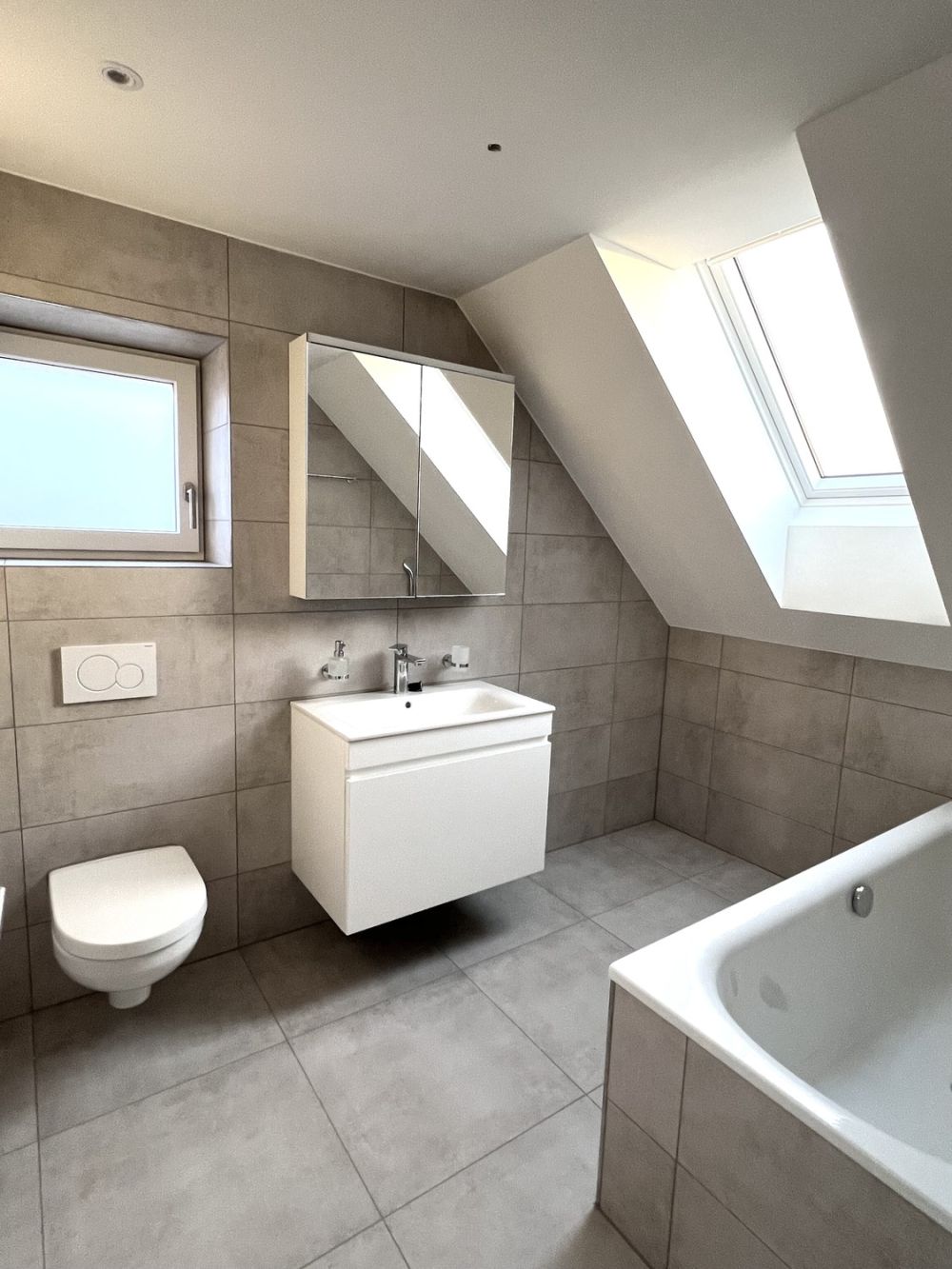 Erstvermietung: Neubau-Einfamilienhaus in Kollbrunn - Badezimmer mit Badewanne