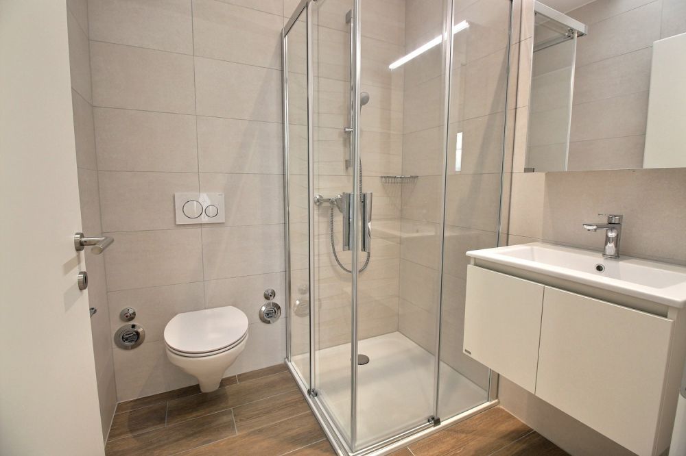 5.5 pièces neuf au 2ème étage ! - Salle de douche
