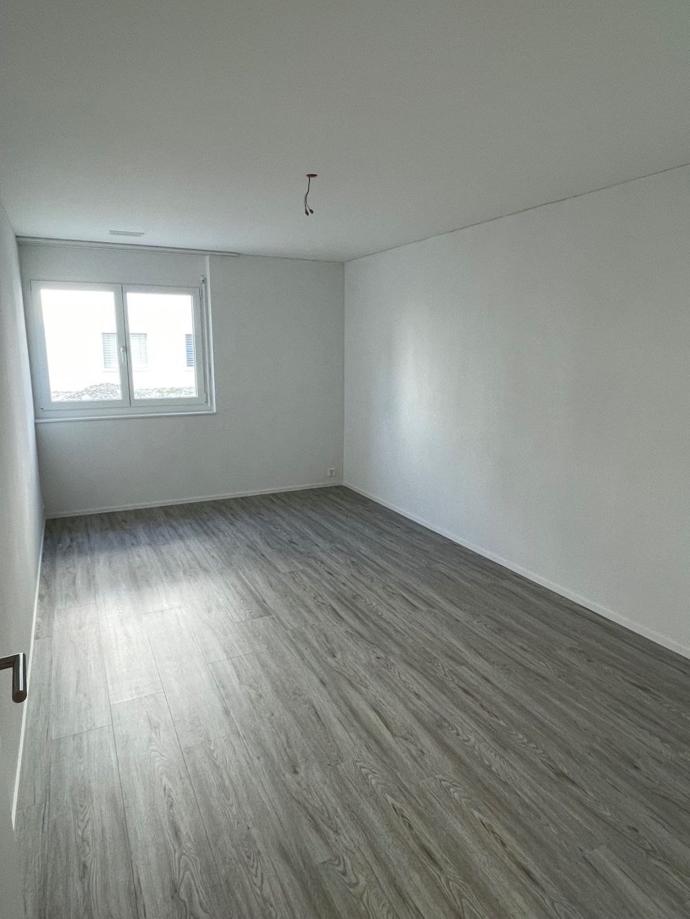 Moderne 4½-Zimmerwohnung mit grossem Sitzplatz in Dällikon - Bild 5