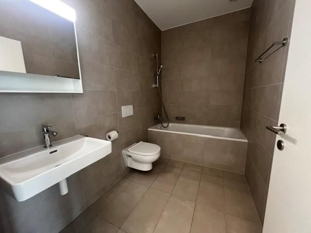 Magnifique appartement de 2,5 pièces au rez-de-chaussée, offrant une spacieuse terrasse ( G002 ) - Appartement 2.5 pièces - image - 3