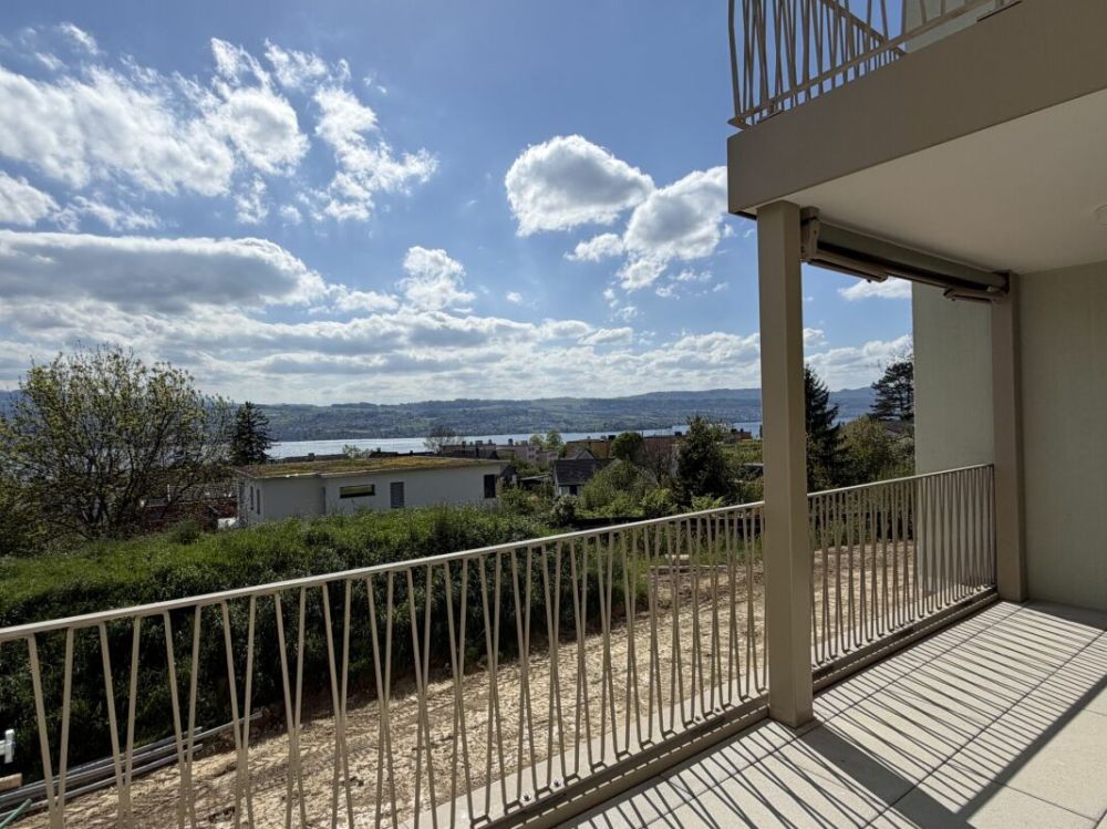 Hochwertige 2.5 Zimmer-Wohnung mit herrlichem Blick über den Zürichsee - Aussicht Balkon