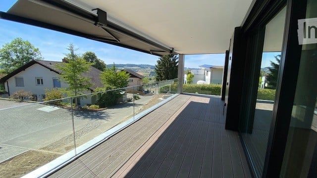 Erstvermietung: Topmoderne Wohnung im Eigentum Standard, Minergie effizient mit Solarstrom - Bild 1