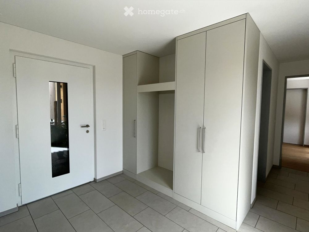 Moderne freistehende 2.5-Zimmer-Neubauwohnung mit gedecktem Balkon und kleinem Gartensitzplatz - Bild 4