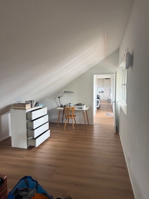 Charmante 2-Zimmer-Dachwohnung mit viel Cachet im historischen Hof des Schlössli Rubigen - Bild 7