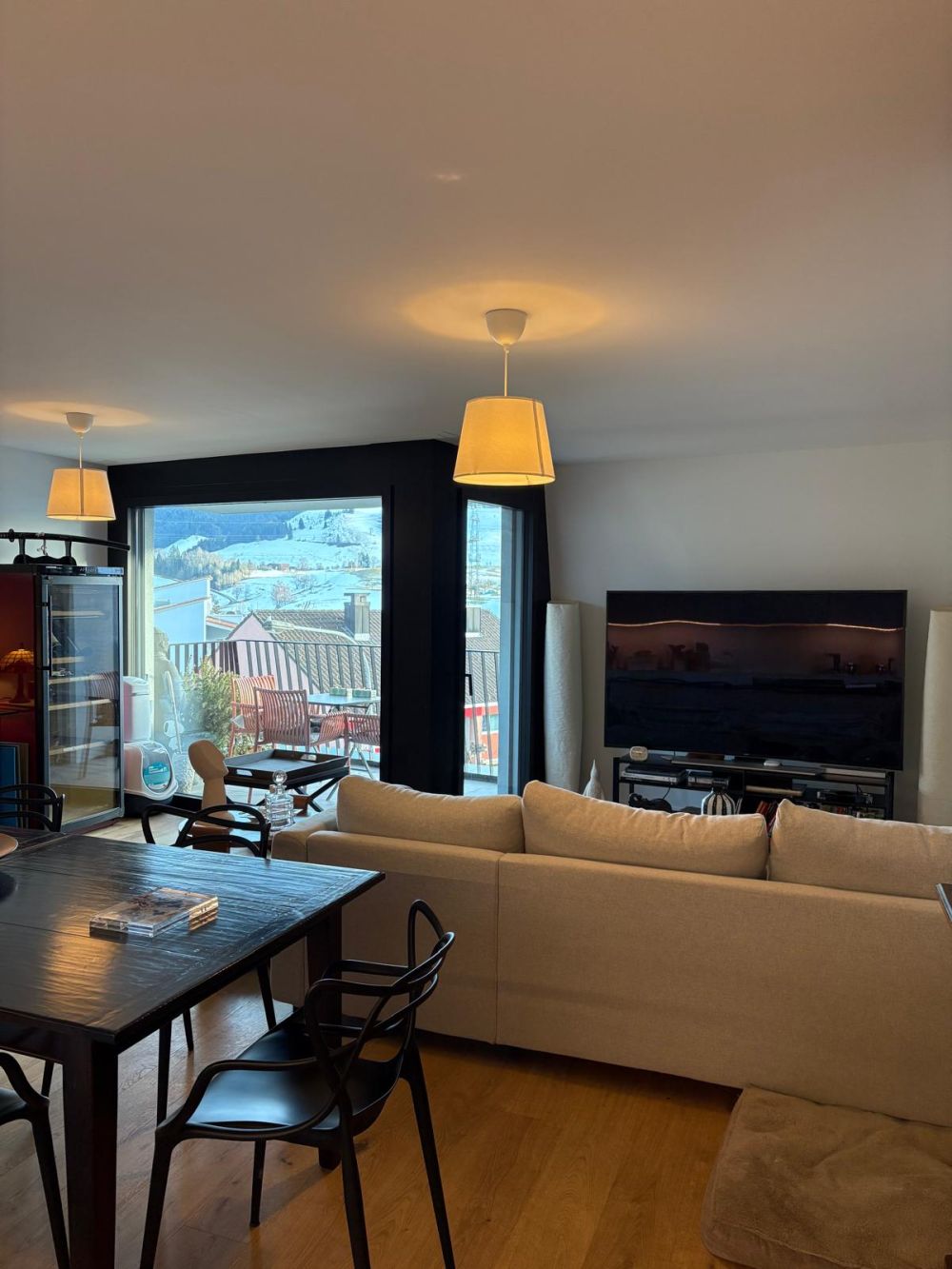 Moderne 2.5-Zimmer-Wohnung mit Balkon und Garage in Menzingen - Bild 2