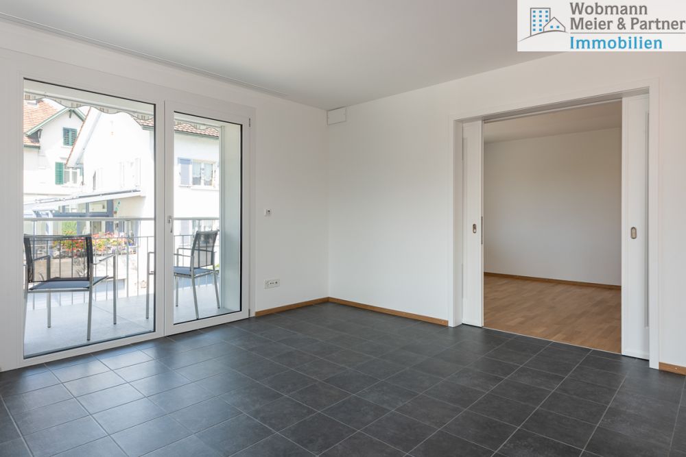 Grosszügige und ruhige Wohnung in der Nähe zum Bahnhof Effretikon - Keramikplattenböden im Wohnzimmer...