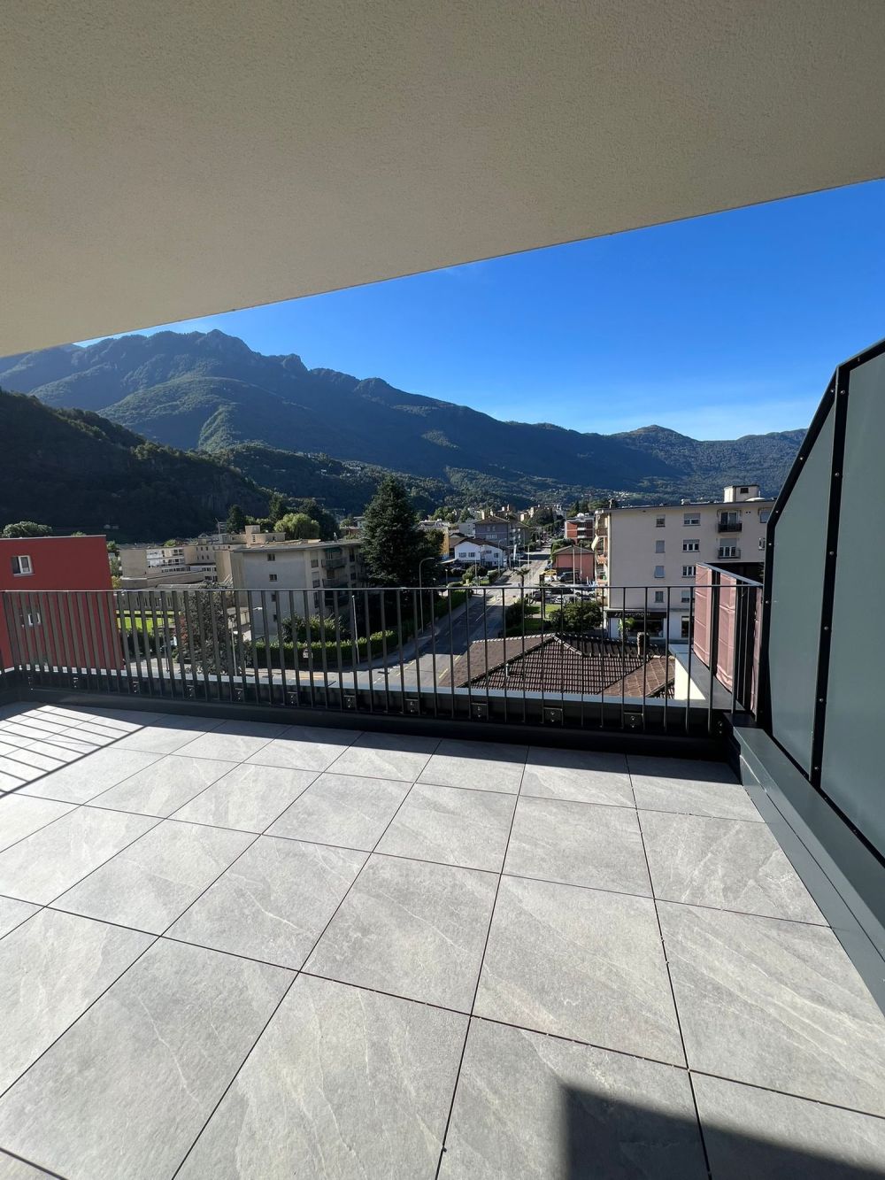 Moderno appartamento 2.5 locali con vista panoramica a Bellinzona e prima mensilità GRATIS! - Bild 2