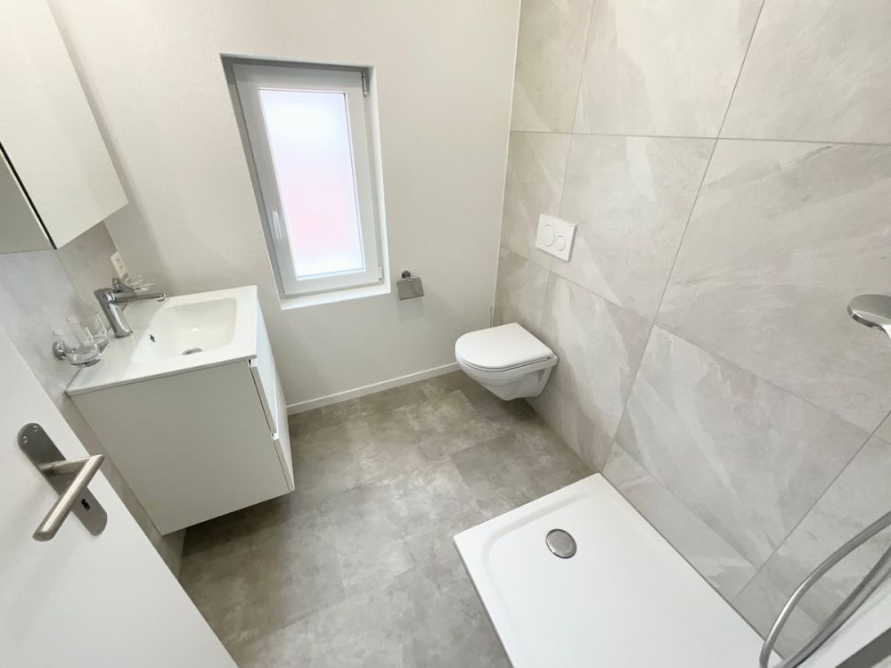 Charmantes 3.5-Zimmer-Neuwagenwohnung mit großer Terrasse - Bild 6