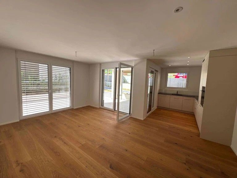 Erstbezug: Moderne 3.5-Zimmer-Wohnung mit grosser, gedeckter Terrasse - Bild 1