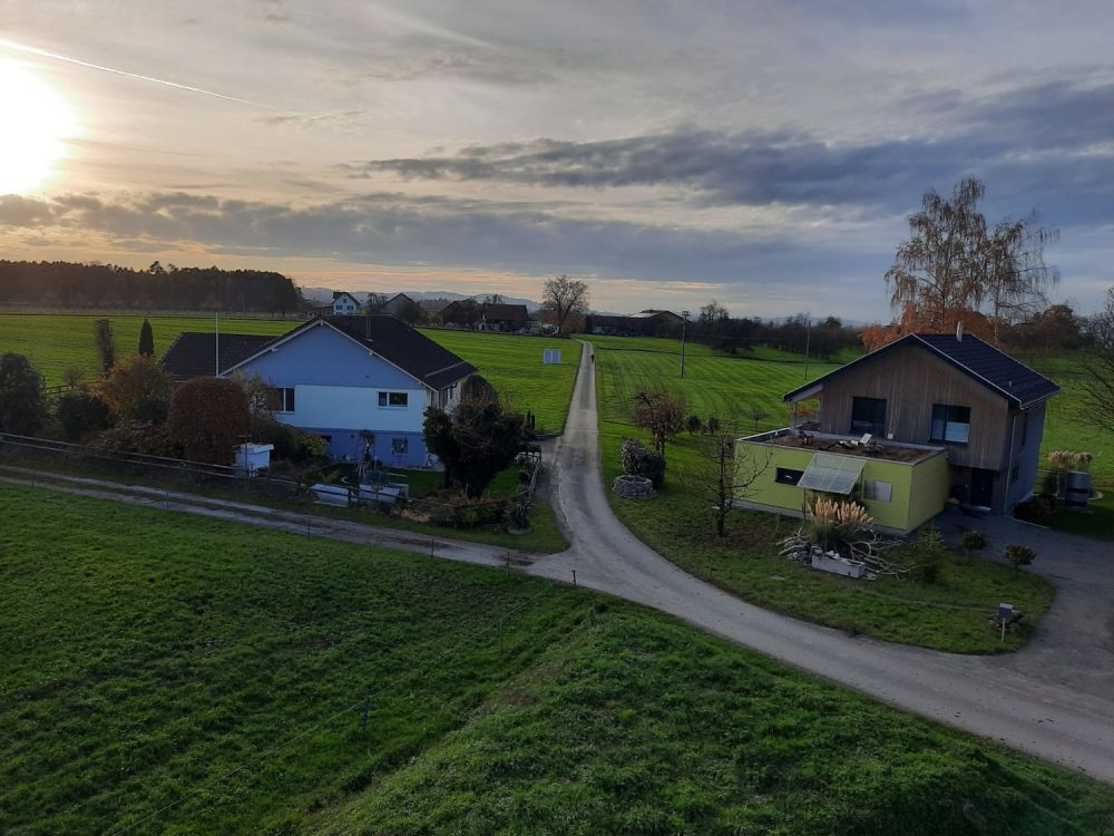 Exklusives Wohnerlebnis mit Weitsicht: Moderne 4.5-Zimmer-Wohnung mit Luxusausstattung - Aussicht Balkon West