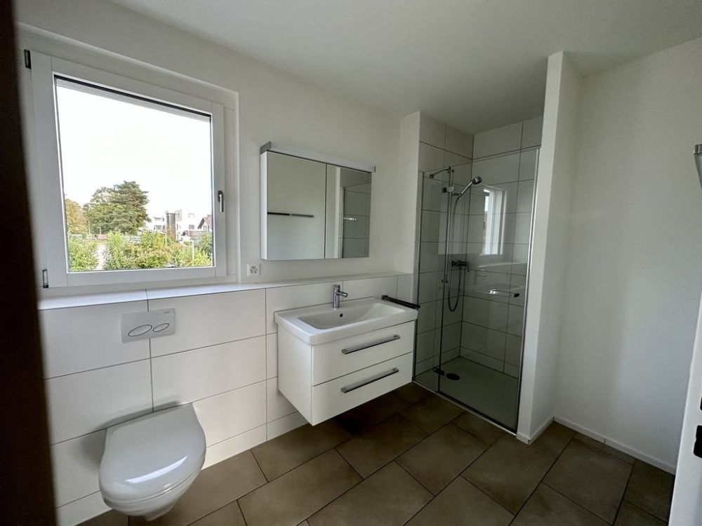 Moderne 3.5-Zimmer-Neubauwohnung an zentraler Lage - Badezimmer