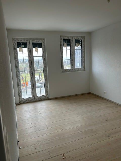 moderne 2.5-Zimmer-Wohnung in Sünikon zu vermieten - Wohnzimmer