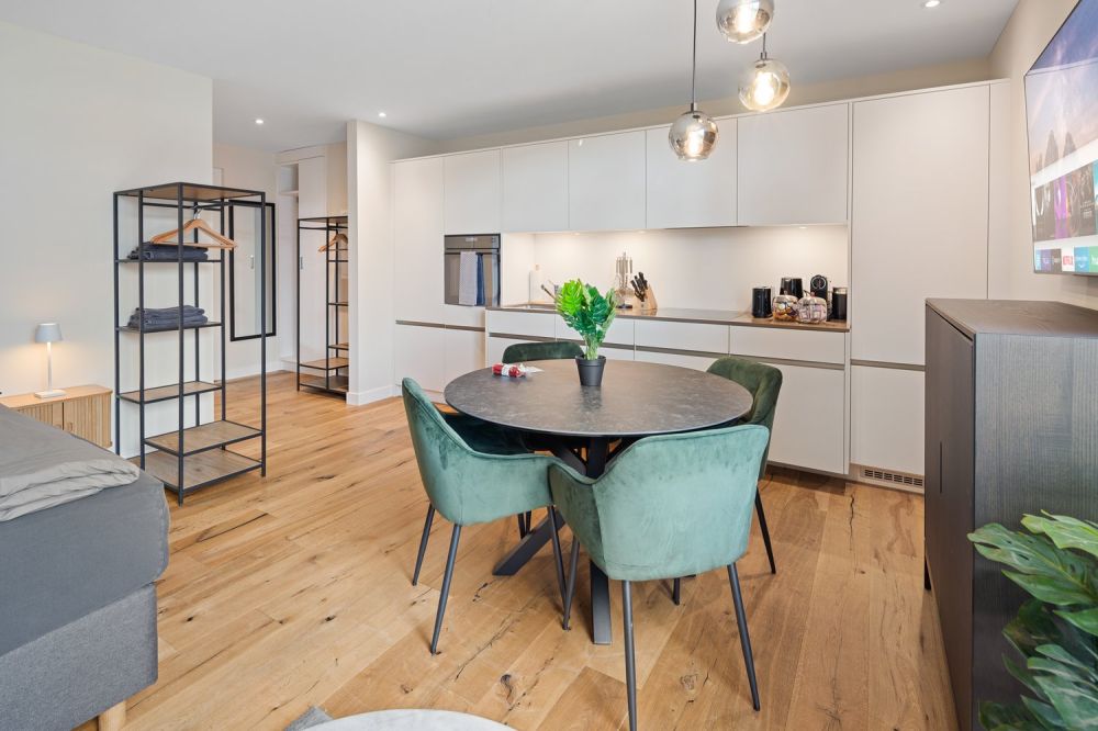 Grosszügiges möbliertes Studio mit Terrasse, Parkplatz & Co-Working-Zugang in Embrach, Zürich - Bild 5