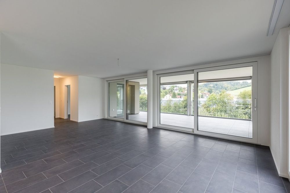 Moderne Wohnung mit grosser Terrasse - Wohnbereich_mit_Balkon.jpg