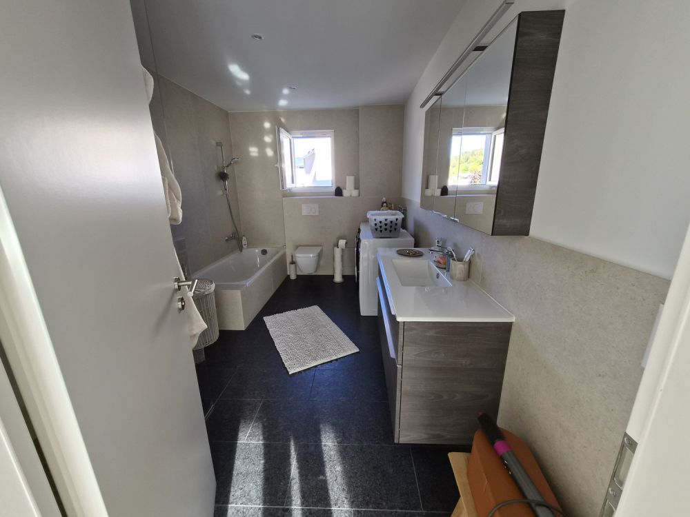 Wunderschöne, Sonnenverwöhnte, neue 2,5 Zi.Wohnung, grosse Terrasse, WM/Tumbler, Granitböden uvm. - Bild 7
