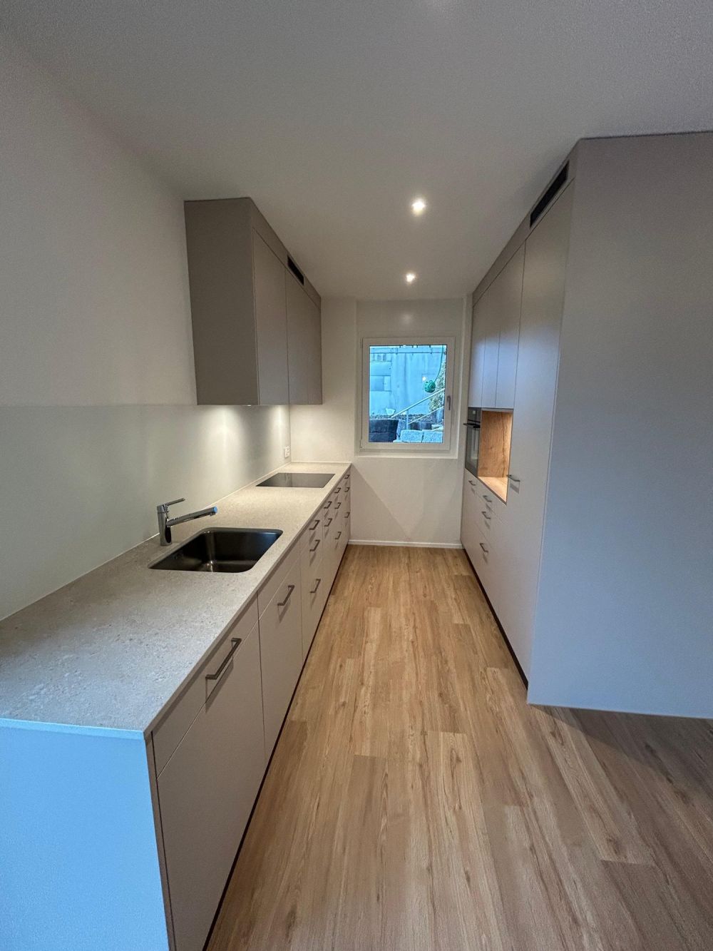 Gartenwohnung (3.5-Zimmer) mit 120m2 privater Rasenfläche und 40m2 Sitzplatz - Bild 2