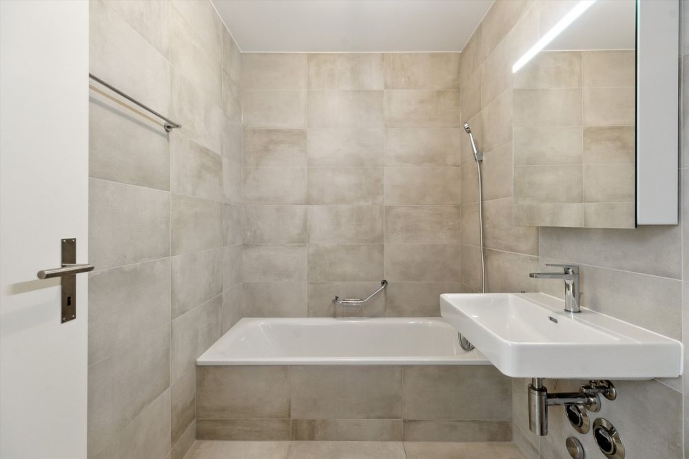 4.5 pièces moderne de 103m2 avec balcon - Bad