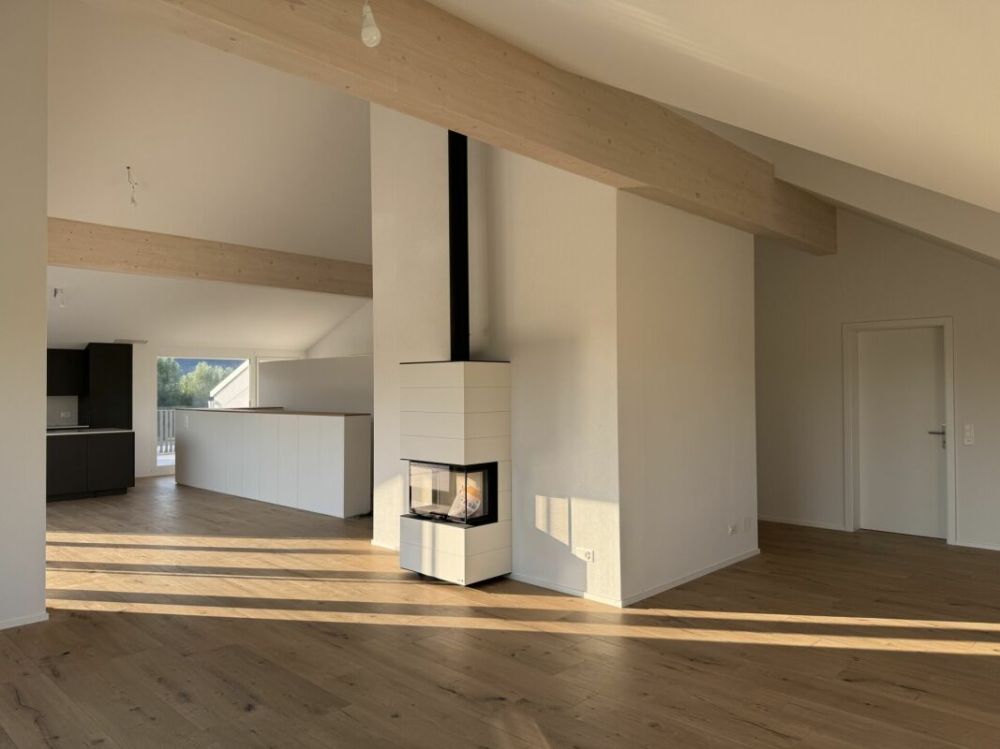 Erstvermietung: 4.5-Zimmer-Dachwohnung mit Attika-Charakter in Sutz - Bild 1