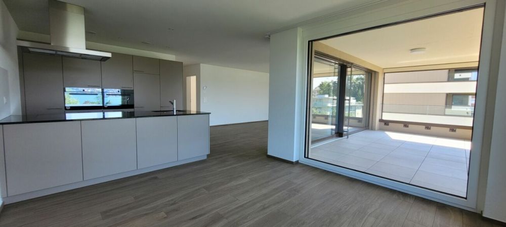 Moderne 4.5 Zimmerwohnung mit Ausblick (Erstbezug Juli 2024) - Essbereich mit Blick zur Küche