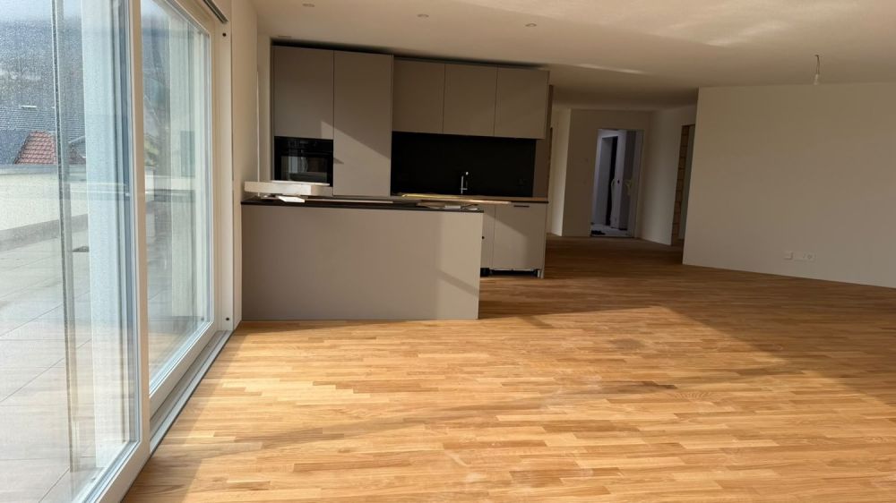 Helle 3.5-Zimmer-Dachwohnung mit grossem Balkon und schöner Aussicht - Bild 1