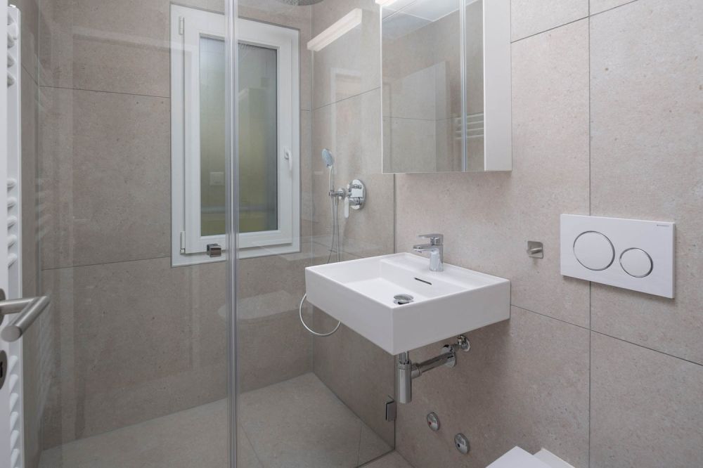 Moderne, frisch sanierte Wohnung im steuergünstigen Bäch SZ - Badezimmer