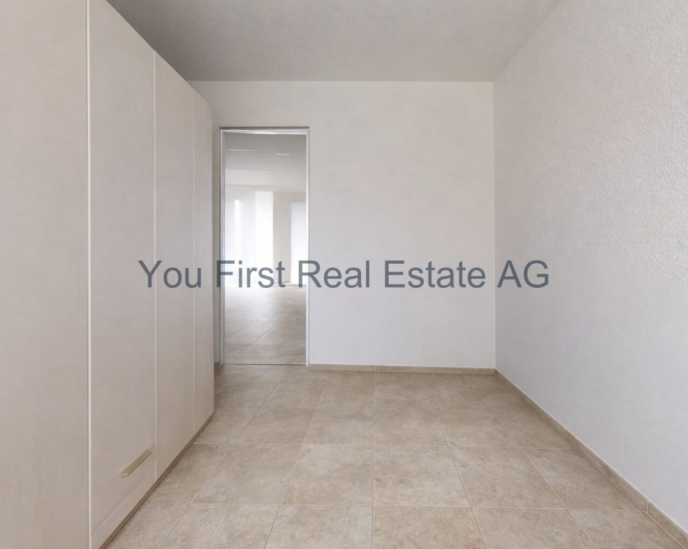 Stilvoll renovierte 3.5-Zimmerwohnung im Erstbezug mit Balkon und Gar - Eleganter Flur mit raumhohen Einbauschränken und Spiegeltür