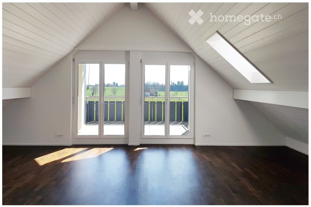 Sehr grosse, exklusive Wohnung mit modernem Einfamilienhaus-Charakter - Teils gedeckter Balkon mit unverbaubarem Südblick in die Berge