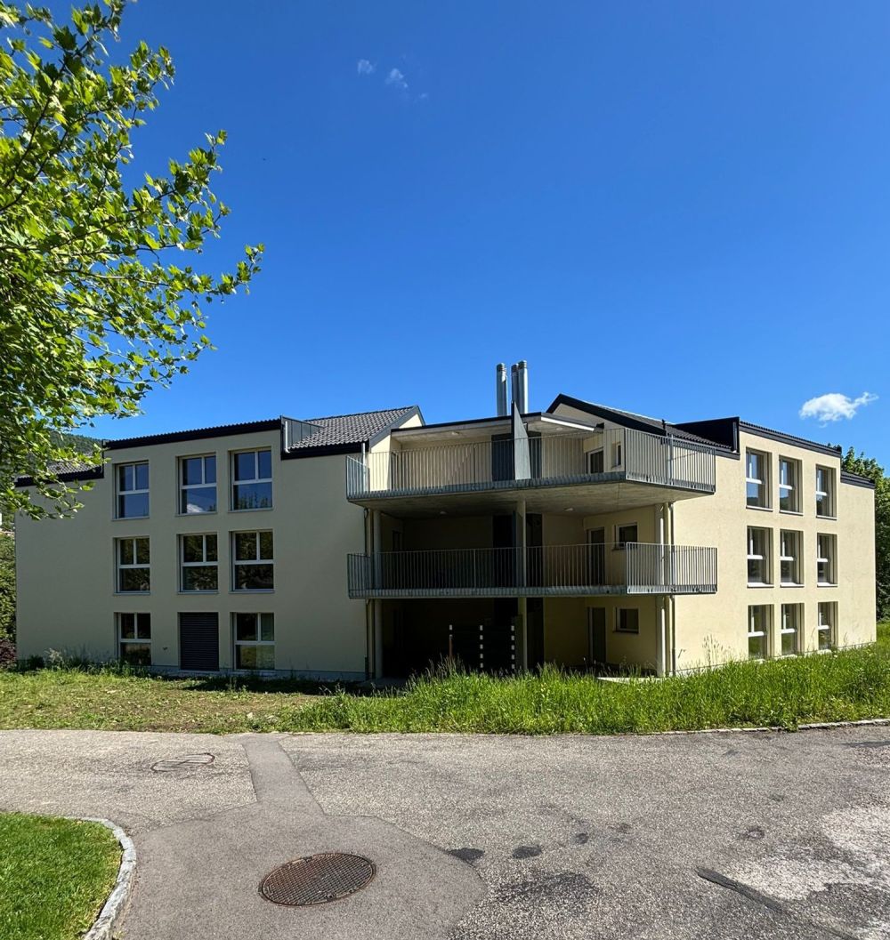 Appartement neuf lumineux et moderne de 4 pièces avec balcon, parking et carport inclus - Bild 1