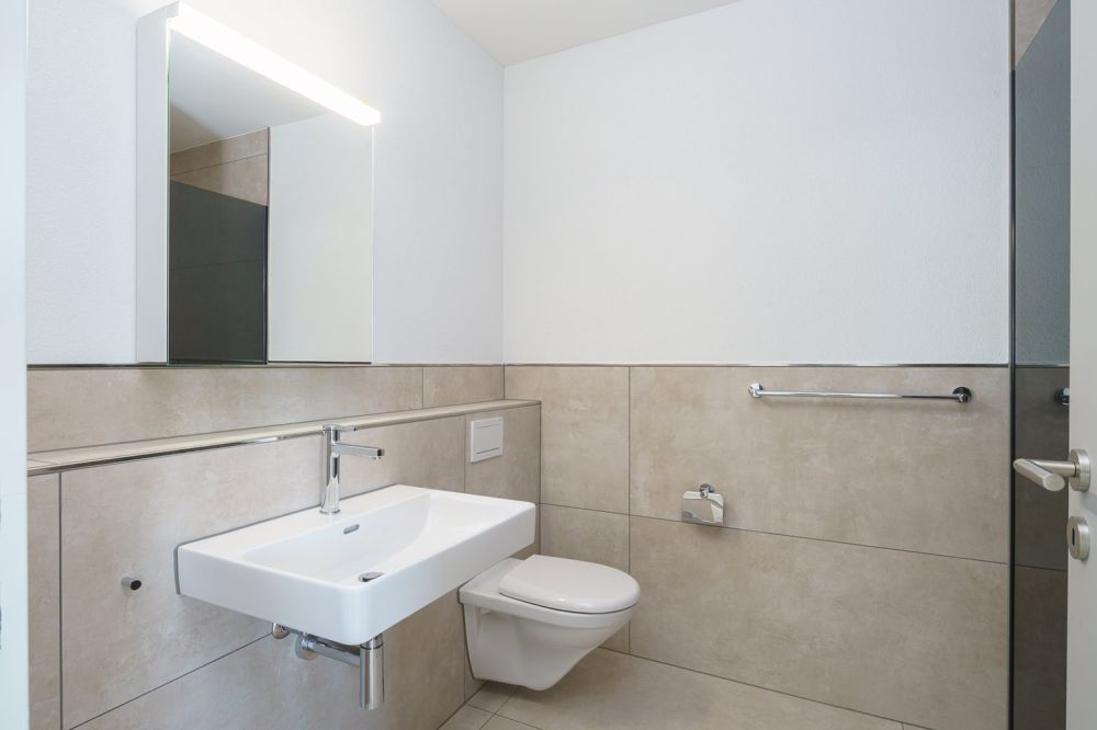 NEUBAU: 4-Zimmer-Dachwohnung mit grosser Galerie an ruhiger Lage - Bild 9