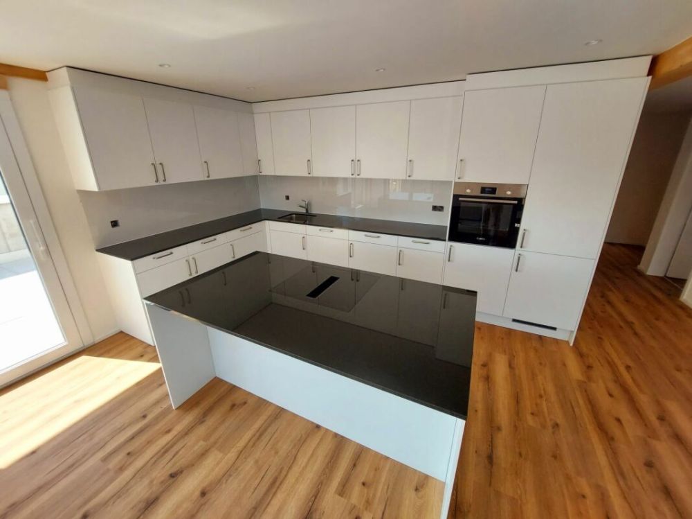 Exklusive 2.5-Zimmer-Attikawohnung mit ca. 74 m² Sonnenterrasse - Erstbezug im Neubau - Bild 2