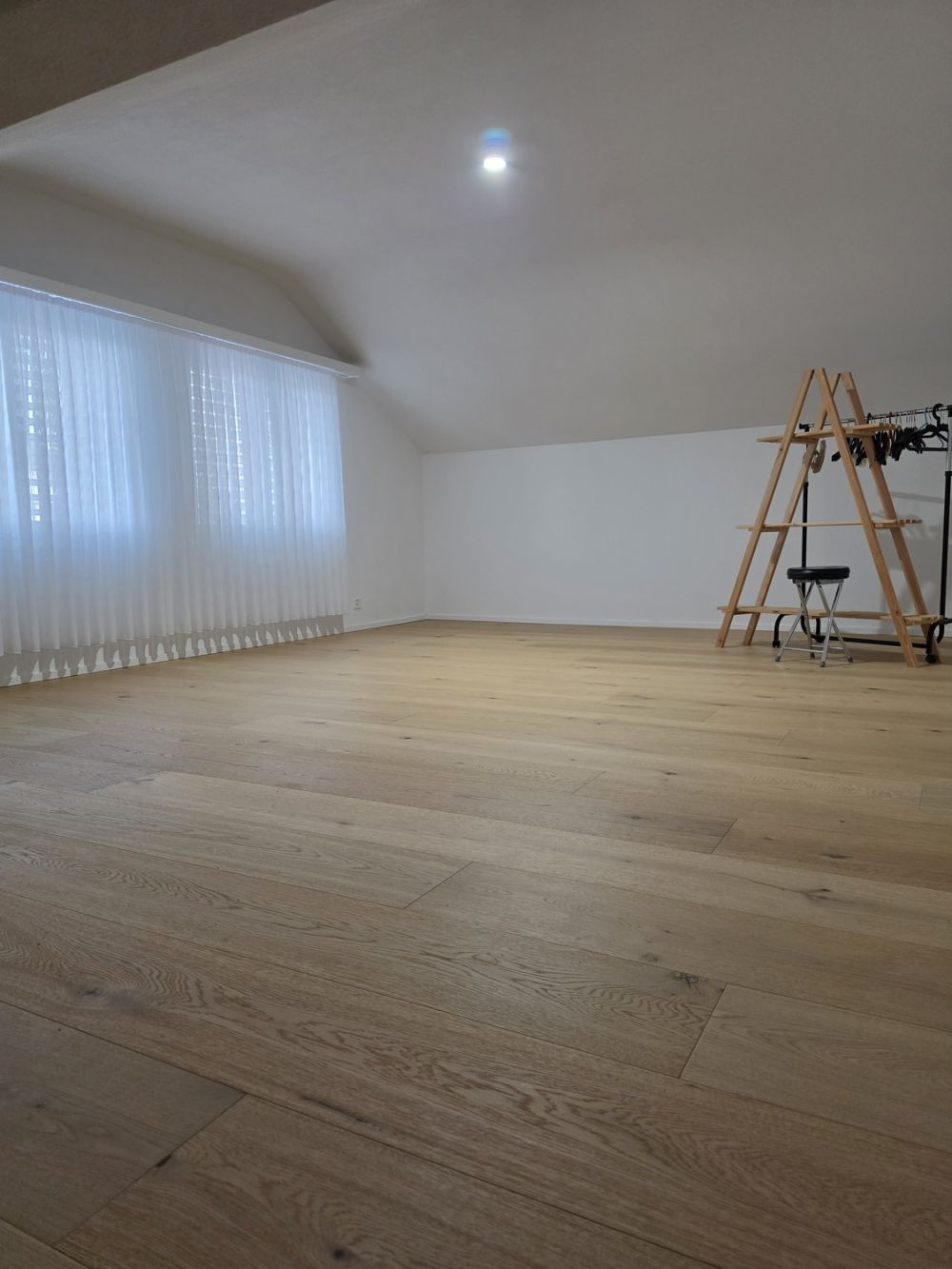 Erstbezug nach Sanierung: Charmante 2.5-Zimmer-Dachwohnung in Dübendorf - Bild 4