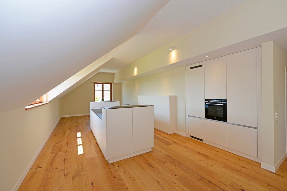 Hochwertige 3.5 Zimmer-Maisonette-Dachwohnung (100m²+) in Bassersdorf - Küche/Kochinsel
