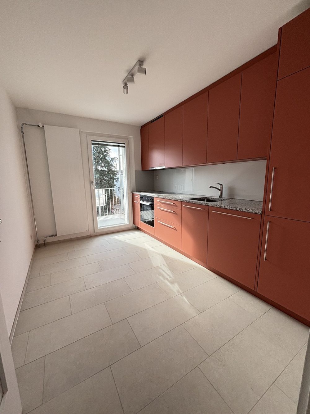 Erstbezug: frisch sanierte Wohnung an ruhiger Quartierstrasse - Bild 1