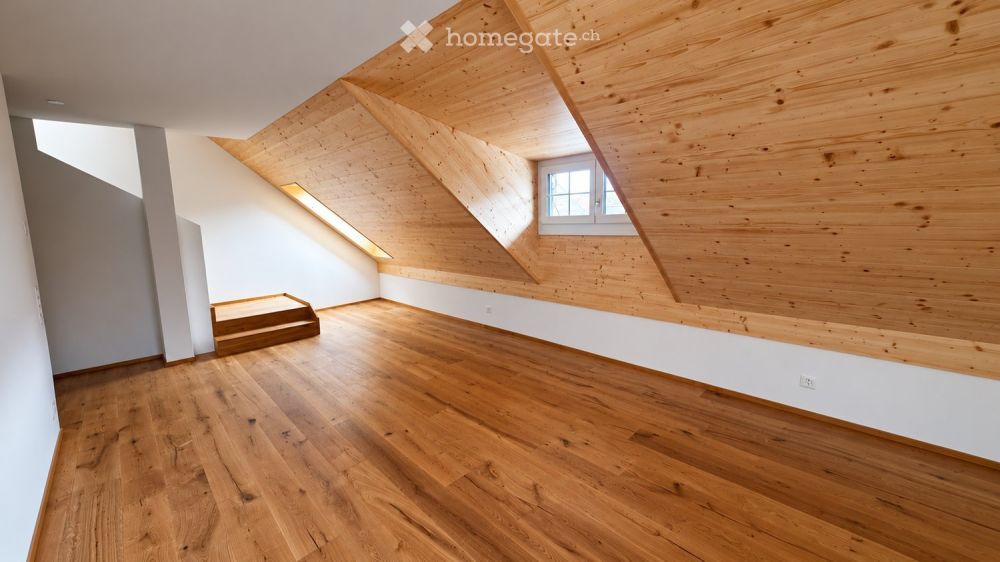Helle Dachwohnung mit modernem Ausbau und charmanten Holzdetails - Bild 2