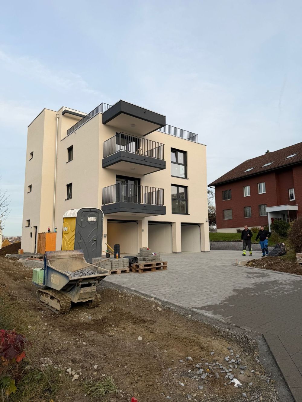 Moderne 2.5-Zimmer-Wohnung in Reinach mit Balkon und Garage - Bild 1