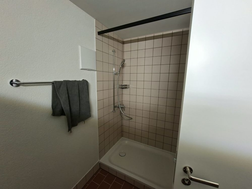 1.5 Zimmer Whg frisch total saniert - Dusche