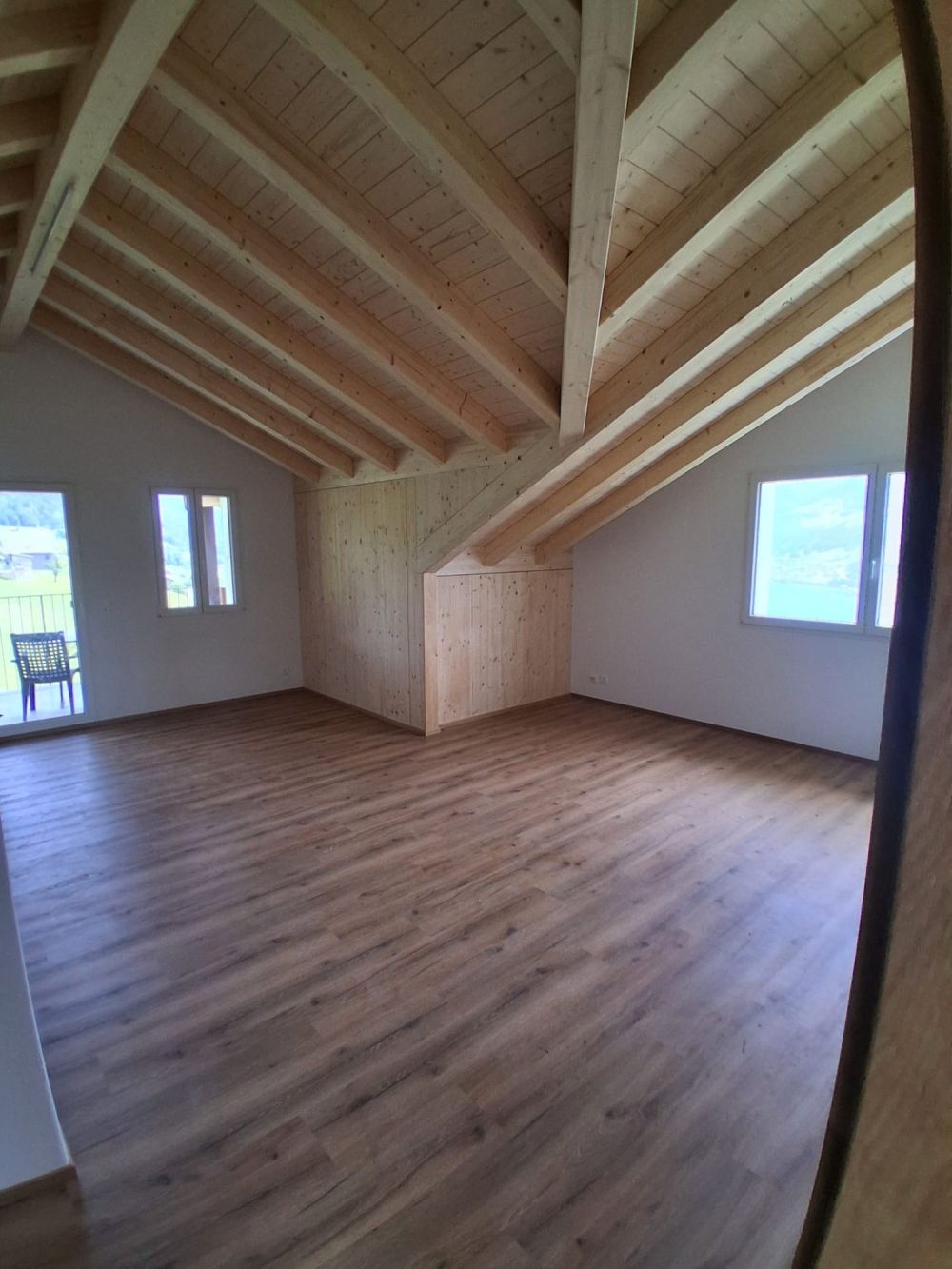 3 1/2 Zimmer Dachwohnung mit Topaussicht auf See und Berge - Bild 7