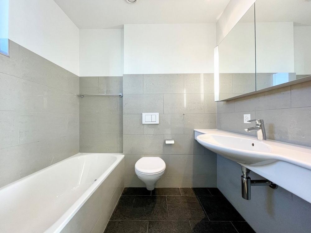 Rooftop! Helle Wohnung mit rieser Dachterrasse an zentraler Lage! - L2131-122 Bad 1